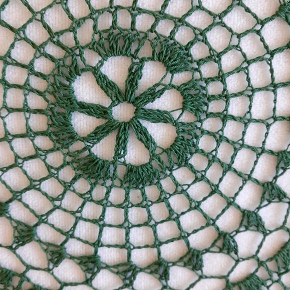 Green crochet doily - Picture 4 of 5